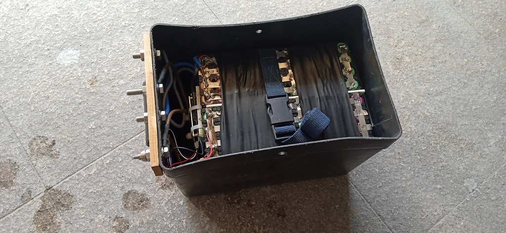 La batterie 14.8 v dans une boite
